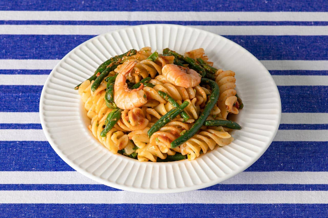 Fusilli senatore cappelli al pesto di mandorle rosse con fagiolini pinti, coriandolo e gamberi